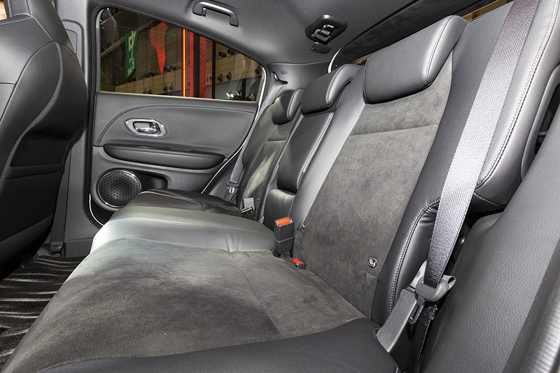 リアシートは標準仕様のRSグレードと同じだが、ステッチを廃止することでフロントシートとイメージを合わせている