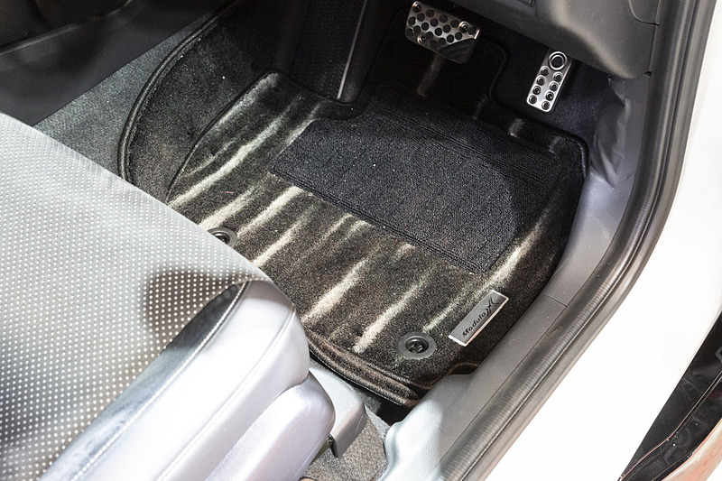 フロアマットはホンダアクセスが用意する最上級品をベースにした専用品になっていた