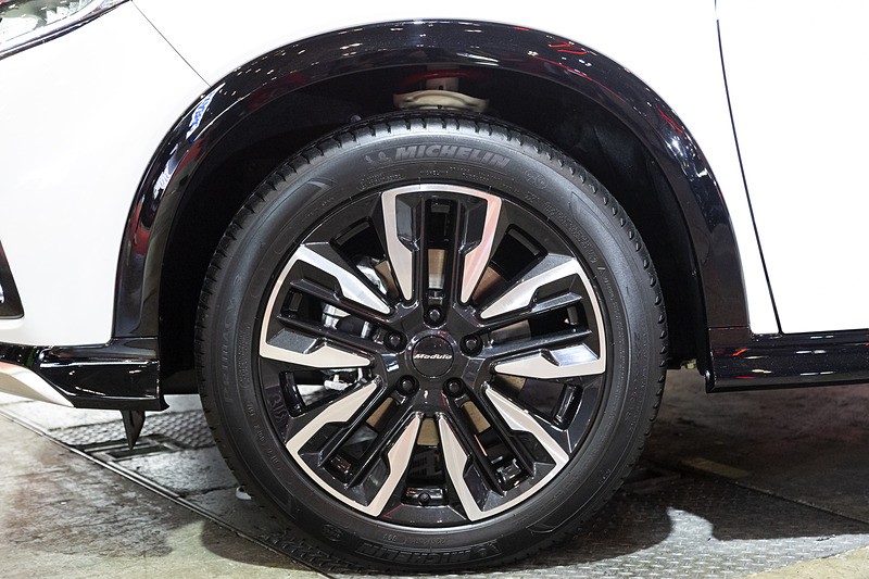 専用デザインのホイール。奥に白いModulo X用のダンパーが見える。“スポーツカー的にも走れるSUV”という非常に楽しみな1台だ