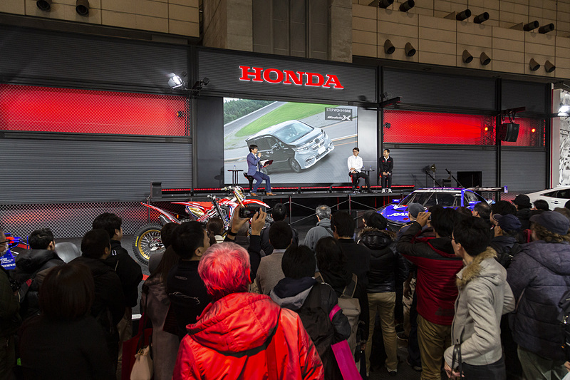 30分間のトークショーだったが、あっという間に終わった印象。大勢の人が土屋氏、福田氏、そして安東氏の話に引き込まれていた