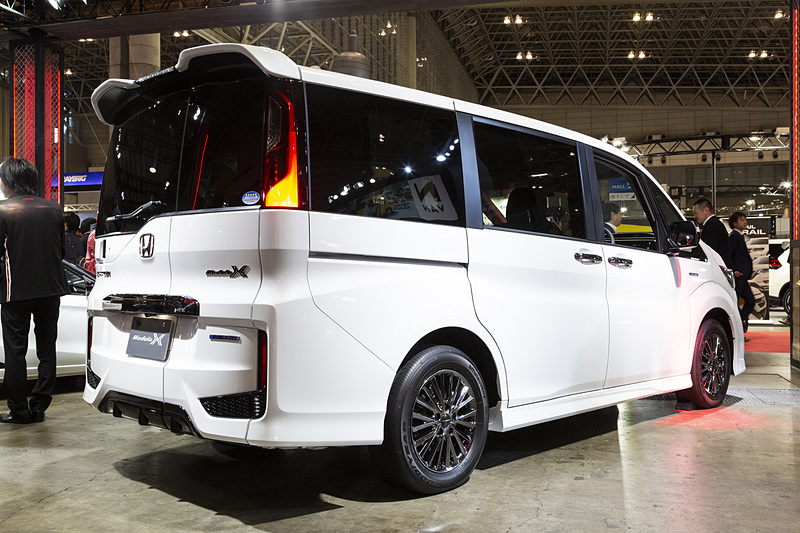 ホンダブースではヴェゼルの他に、2018年12月に発売されたばかりの「ステップワゴン HYBRID Modulo X」と、「S660 Modulo X Version 2019」が展示されていたので、この2台も紹介していこう。まずは要望が多かったハイブリッドモデルのModulo Xも登場したステップワゴン HYBRID Modulo X