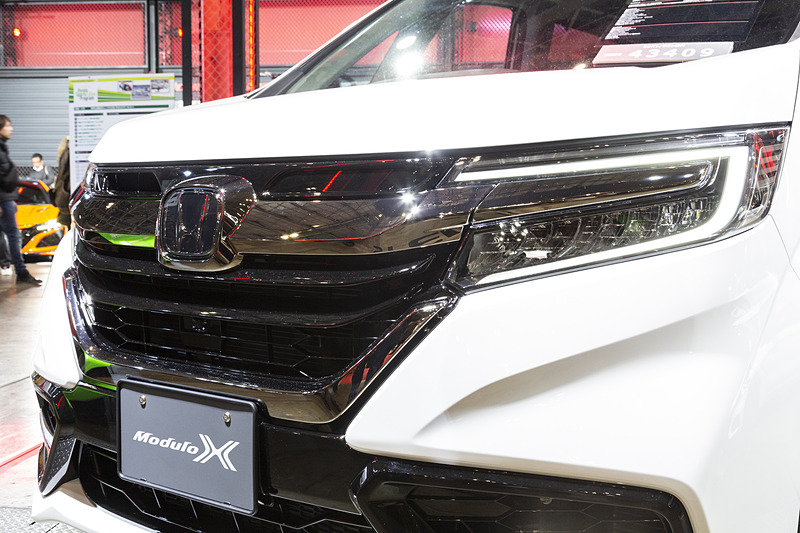 センサーが入るグリルの上側とボンネットの間は、標準車では大きく窪みが作られているが、Modulo Xではここをフラットに近づける形状にして空気の流れをよくしている