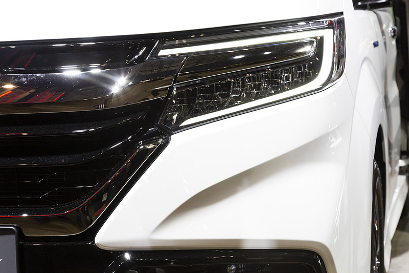 バンパー横側も風を側方へきれいに流す造形