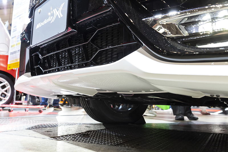 バンパースポイラーの下面。整流用のフィンが設けてある