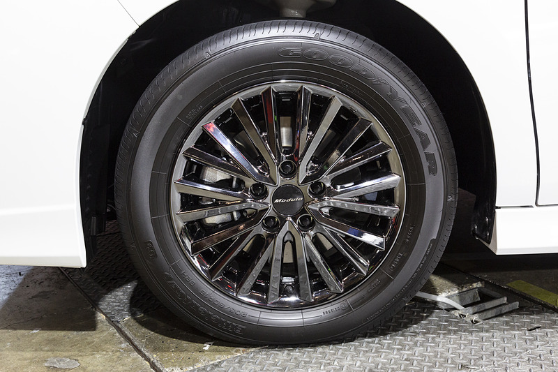 ステップワゴン Modulo Xにはハイブリッドモデルとガソリンモデルが用意されるが、ハイブリッドモデルのホイールは標準車と同じ16インチを採用。車重が重いハイブリッドモデルでは要求されるタイヤの荷重指数が高く、インチアップできないのだ