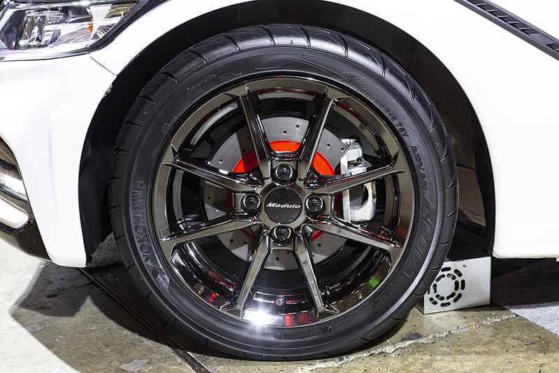 ホイールはブラックスパッタリングという高級なメッキに変更。ナットはブラック仕上げだ