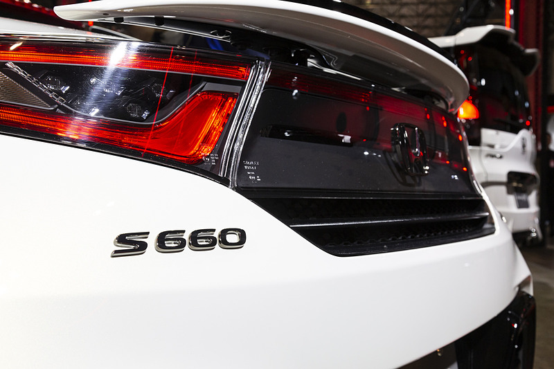 エンブレム類はダークブラックメッキになっているが、これはショー用で、実際に販売される時はもっと黒くなるという