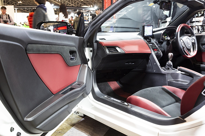 ドアライニングマットがModulo X用に開発されたボルドーレッドになった