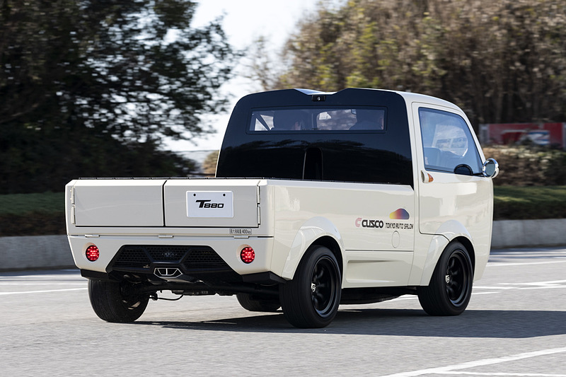 T880の試乗の模様。コンセプトカーに乗る機会はまずないので貴重な機会となっていた