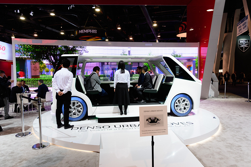 窓の外には大型ディスプレイを配して、リアルな風景を演出