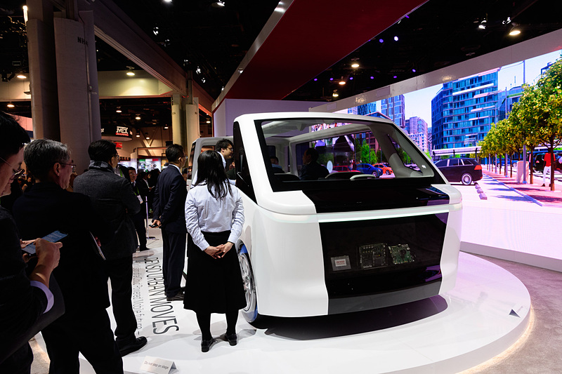 デンソーがCES 2019に出展した、MaaSシャトル「DENSO URBAN MOVES.」。車載エッジコンピュータ「Mobility IoT Core」を搭載する