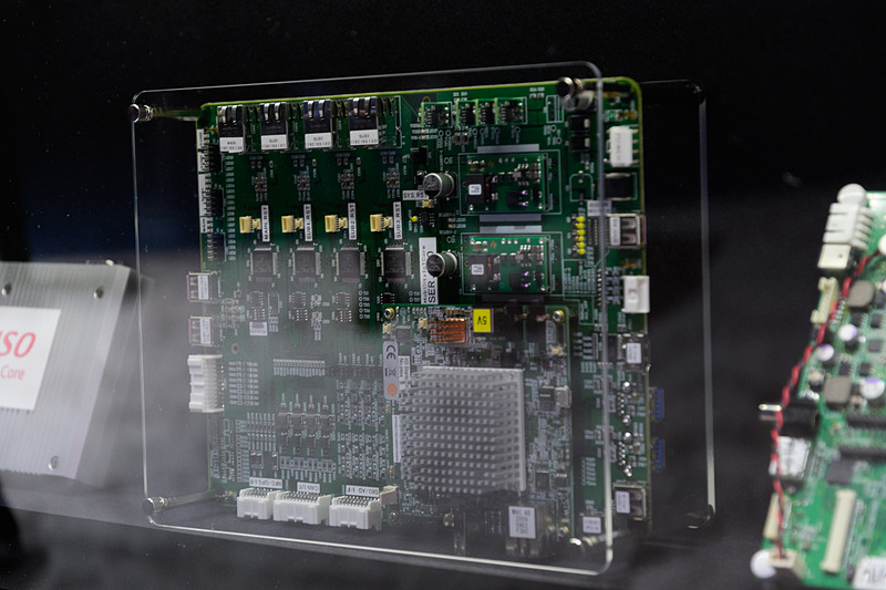 「DENSO URBAN MOVES.」のフロントには、Mobility IoT Coreの基板が展示されていたが、今ひとつ目立っていなかった。作戦か？