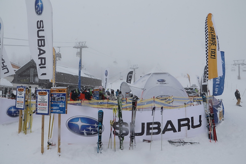 取材した1月20日の栂池高原スキー場は朝から牡丹雪が降り続けた