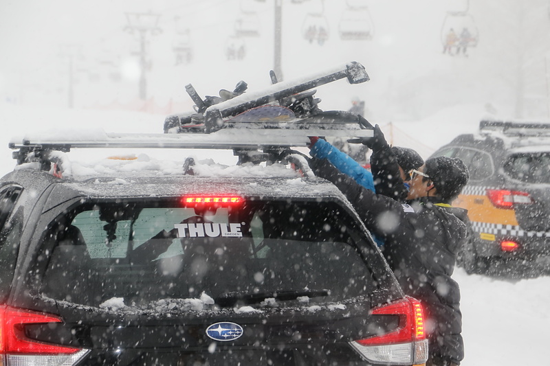 2018年9月に発売されたスーリー（THULE）のキャリア「Thule SnowPack Extender 7325」を装着。スライド機構を備えるため、背の高いSUVでも板の乗せ下ろしを簡単に行なえていた