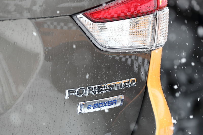 2018年9月に発売された水平対向4気筒 2.0リッター直噴エンジンとモーターを組み合わせたスバル独自のパワートレーン「e-BOXER」を搭載する新型「フォレスター」も走行