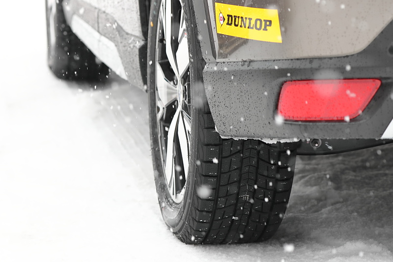 タイヤはダンロップ（住友ゴム工業）製のSUV用スタッドレスタイヤ「ウインター マックス SJ8」を装着