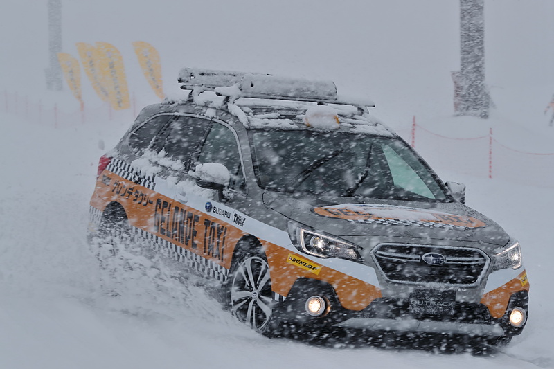 「アウトバック」も豪快に雪の中を走り抜けていた