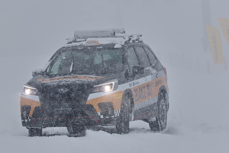 雪の中を走る新型フォレスター。スキーヤー＆スノーボーダーが、リフトの上から興味深そうに眺める姿や、ゲレンデの途中に止まってゲレンデタクシーの走りを眺める姿も見られた