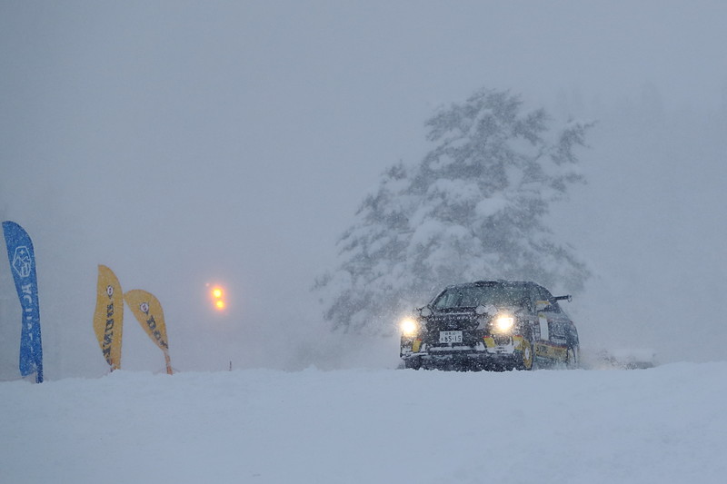 2018年シーズンを闘ったWRX STIで雪を巻き上げながら爆走
