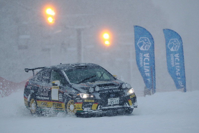 2018年シーズンを闘ったWRX STIで雪を巻き上げながら爆走