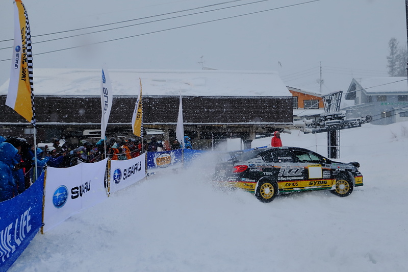 集まったギャラリーに雪をかけるファンサービス（？）も