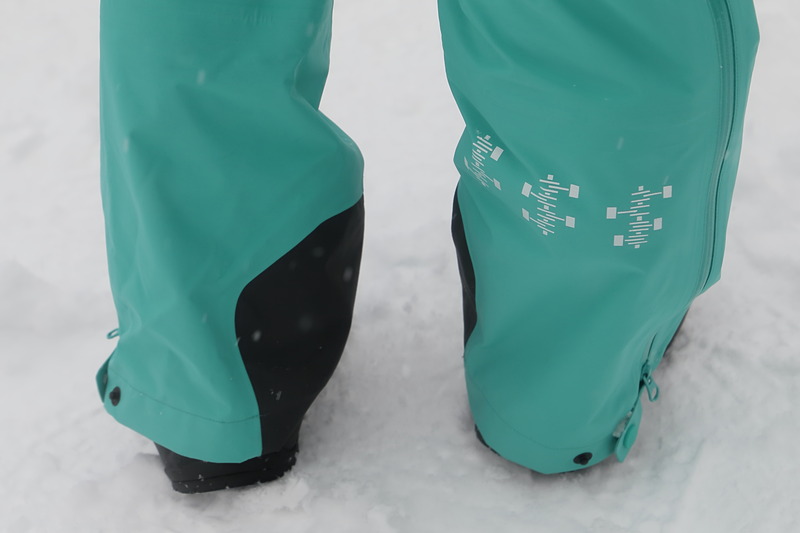 オンラインショップで限定販売されている六連星やボクサーエンジンのイラストがデザインされたオリジナルウィンターウェアを着たスタッフも