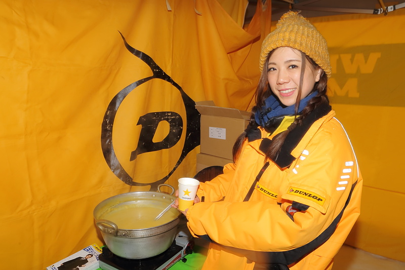 温かいコーンスープを無料で配っている