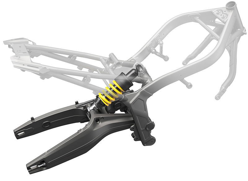 リアサスペンションとスイングアームの締結部にピロボールを採用