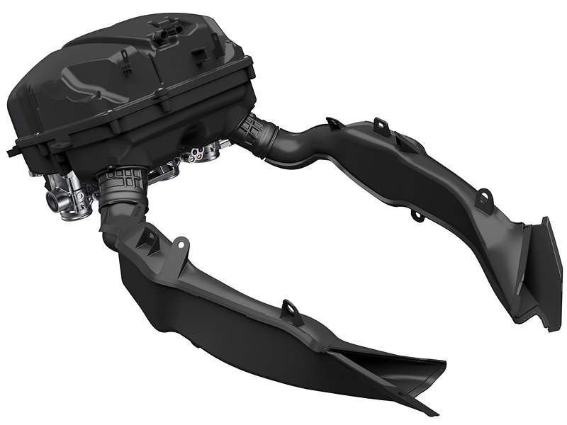 新設計のエアクリーナーには専用のツインラムエアダクトを採用。走行時の風圧（ラム圧）により高速域でのエアクリーナーボックス内の気圧を高めることで燃焼室への吸気充填効率を向上させ、高速域でより鋭いエンジンの吹け上がり感を実現させる