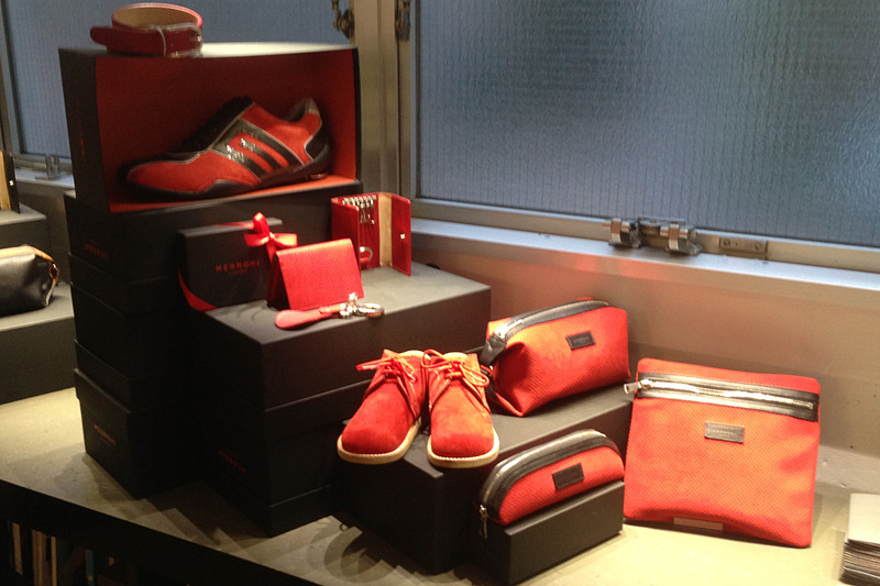 以前にネグローニのファクトリー＆オフィスを訪れた時は、こんなディスプレイが目を惹きました。ドライビングシューズをメインに、バッグやポーチ、コインケースなどのグッズもあって、どれもすてきです。中央にあるチャッカーブーツも、信じられないけどドライビングシューズなんですよ～。足を入れた瞬間の驚きは、一番すごいらしいです（笑）