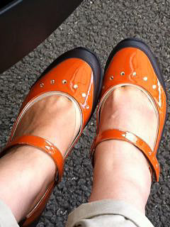 私が一番最初に出会ったネグローニは、こんな美しいパンプスタイプのドライビングシューズでした。運転がしやすいだけでなく、歩いても疲れにくさがぜんぜん違うので、旅行にもよく履いていきました。残念ながら現在はオーダーストップしているモデルのようですが、新しいレディースラインが出ていますよ