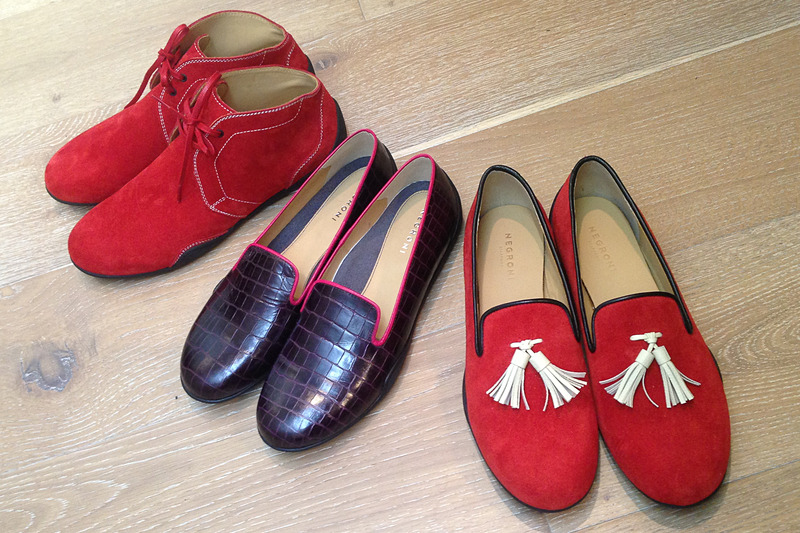 現在、私が愛用しているのは右の「CABRIO」というタッセル付きのモデル。これを履いてロングドライブをしても、まったく疲れないのがすごいです。中央のレディースラインのモデルは、もったいなくて新品のまま保管していたのですが、そろそろおろす予定。左のチャッカーブーツは、次に狙っている1足です（笑）