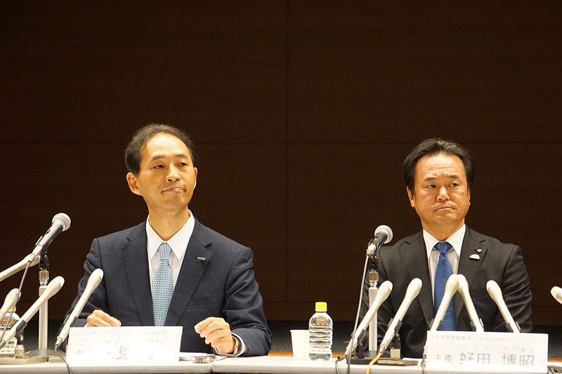 車載用角形電池事業に関する新会社設立に向けた記者会見に出席するパナソニック株式会社 事業開発部 部長の人見健氏（左）と、トヨタ自動車株式会社 パワートレーンカンパニー 主査の好田博昭氏（右）