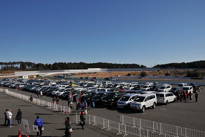 会場の袖ヶ浦フォレストレースウェイにファンが詰めかけた。駐車場に入りきらずサーキットコース内にも駐車