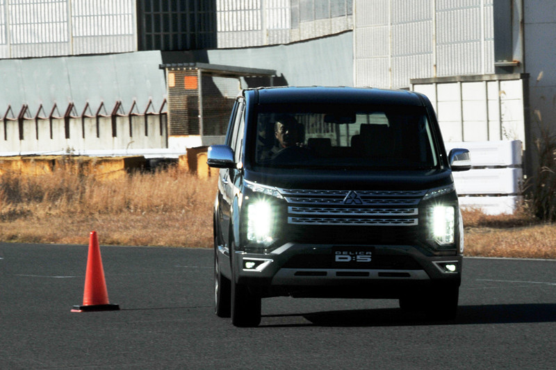 増岡選手の新型デリカD：5でのデモ走行。サーキットの舗装路でスラロームや急制動を見せてくれた