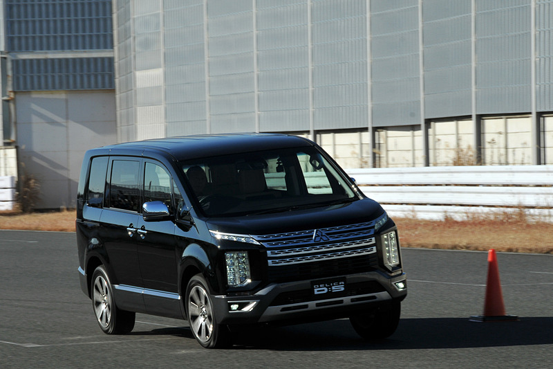 増岡選手の新型デリカD：5でのデモ走行