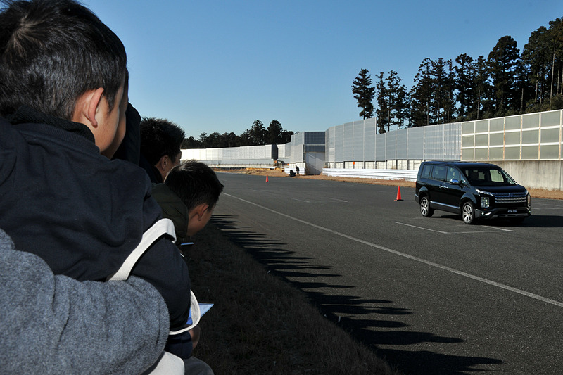 ファンは近くで見ることができ、子供たちは大興奮