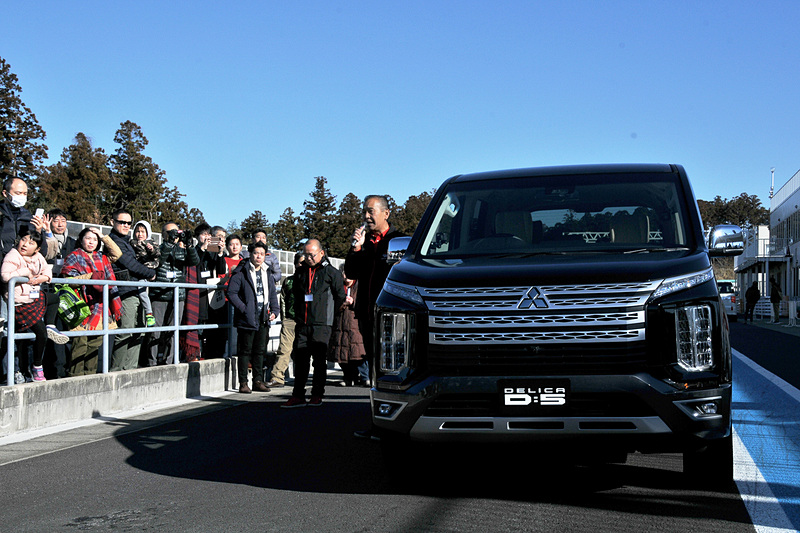 デモ走行後に増岡選手はファンの前でひと言挨拶。「フロントフェイスは大きく変わりましたが、悪路走破性を含め走りに妥協はありません」