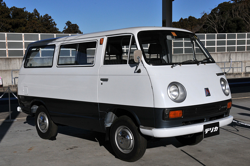 初代デリカ「デリカコーチ」。1969年から発売された当時はまだ珍しいワゴンタイプ