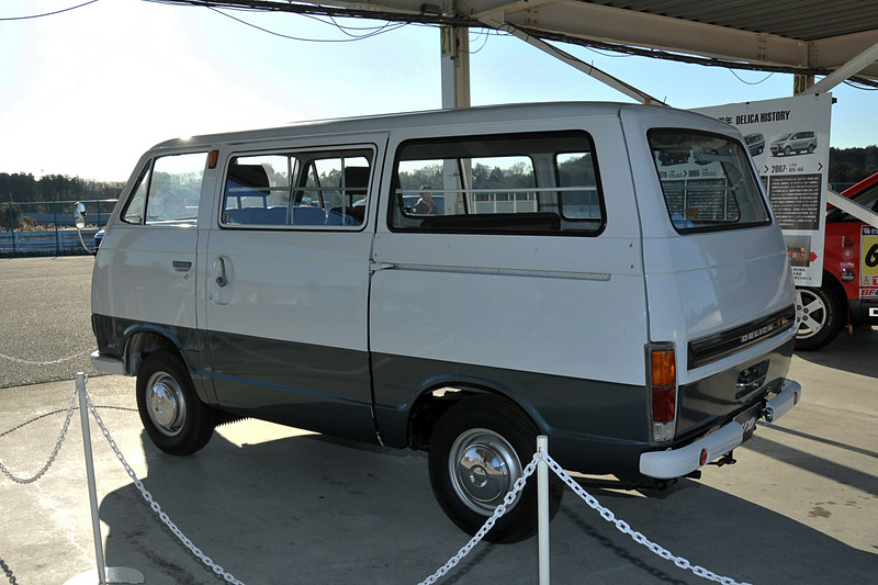 初代デリカ「デリカコーチ」。1969年から発売された当時はまだ珍しいワゴンタイプ