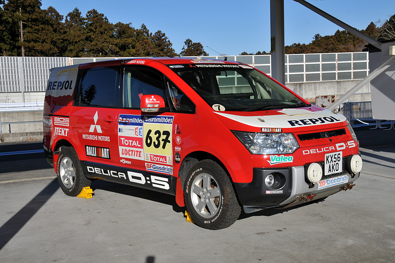 デリカD：5のパリダカサポートカー。2007年にサポートカーとして完走を果たしている