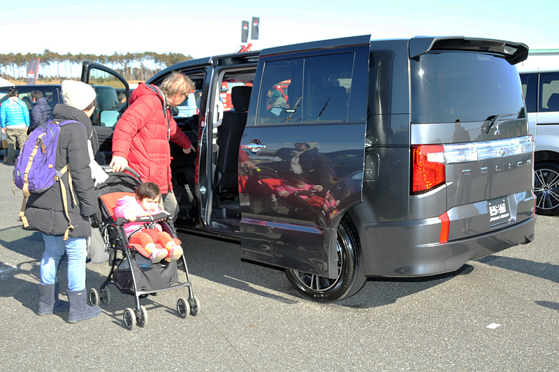 車内は自由に開け、乗って内装を確認できた