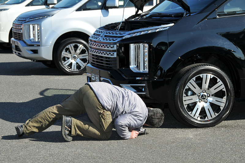 クリアランスを確認しているのだろうか、熱心に車体下を覗き込むファンも