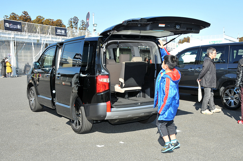 リアは電動テールゲート