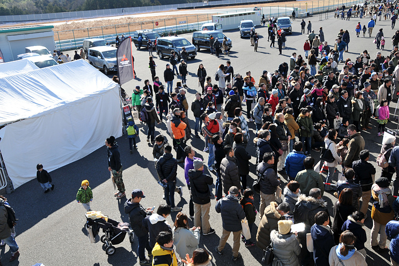 同乗走行体験の抽選時の人だかり。競争率は高い