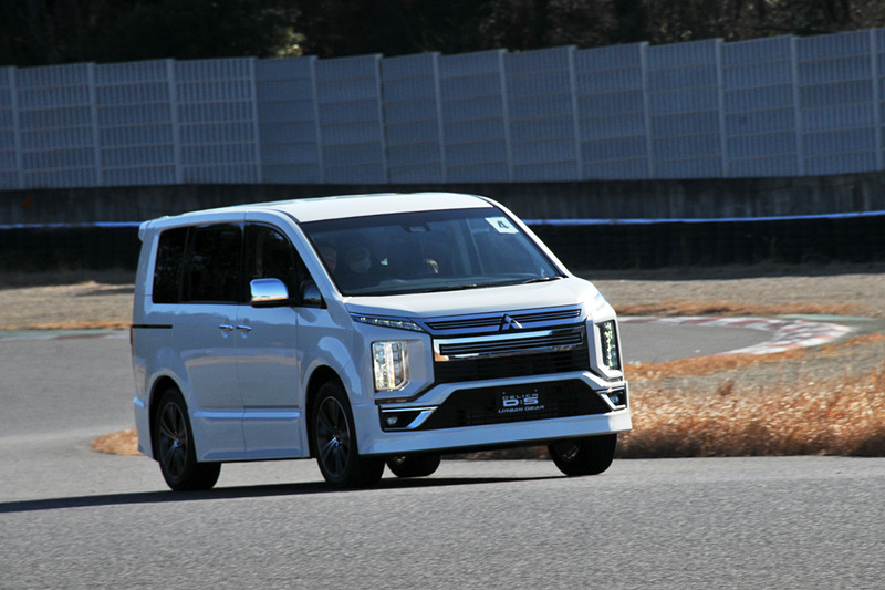 同乗走行体験中の新型デリカD：5 アーバンギア