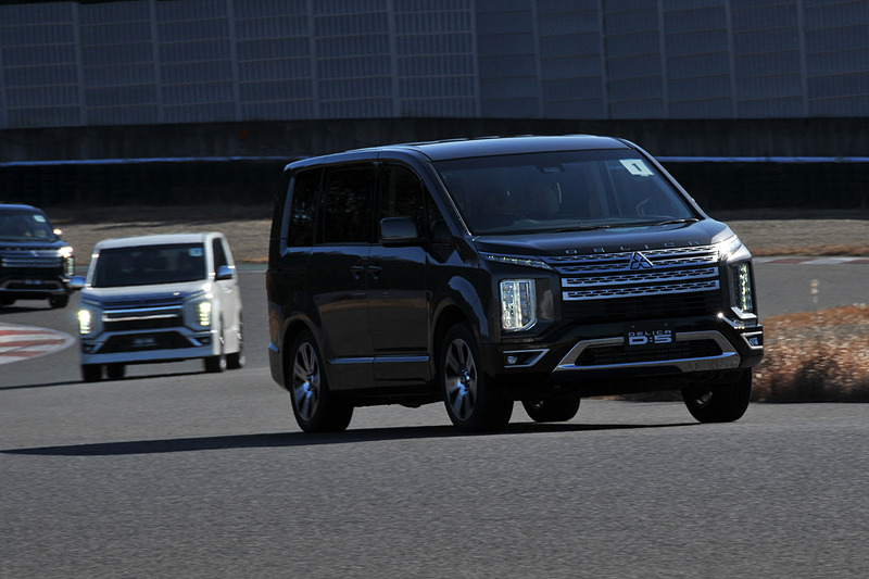 同乗走行体験中のデリカD：5。標準タイプ