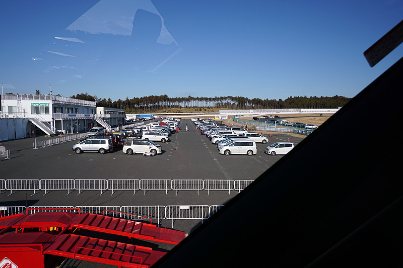 45度登坂体験。頂上での車窓からの眺望