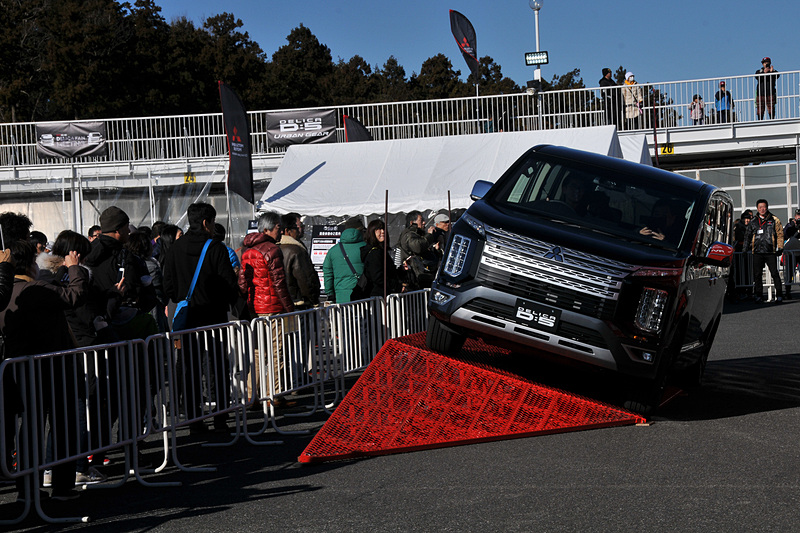 車体を斜めに傾けるキャンバー走行