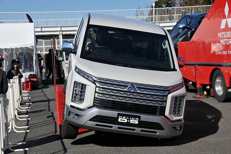 ここまで傾いていても接地しないアプローチアングルはさすが